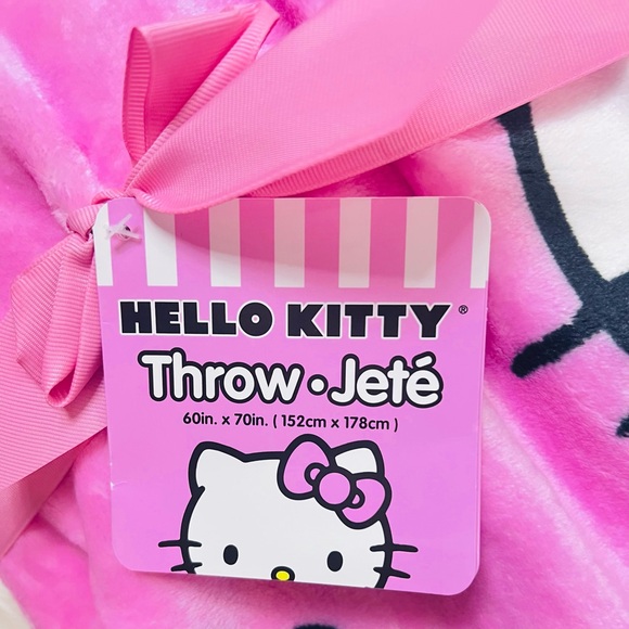Hello Kitty Throw - Picture 3 of 4